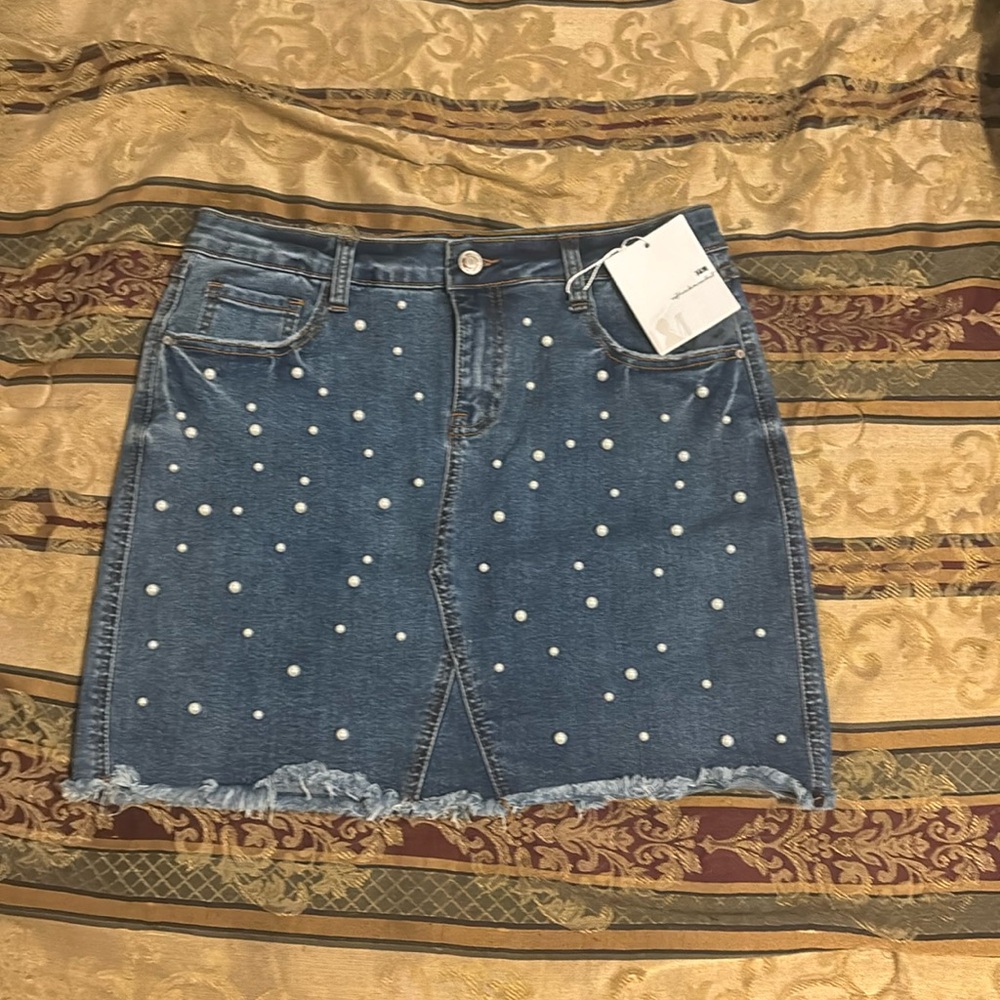 BRAND NEW . BRAND / L & M . pearl skirt . Mid rise